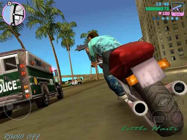 Tommy Vercetti on a motorcycle chased by police in Vice City