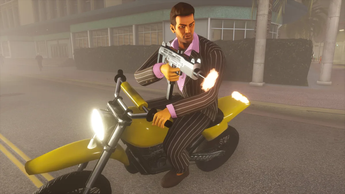 Tommy Vercetti firing from a motorcycle